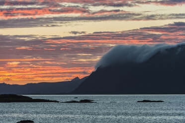 Norwegen, Wolken ziehen über Berge - HWO000015