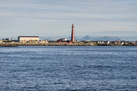 Norwegen, Blick auf Leuchtturm am Atlantik, lizenzfreies Stockfoto