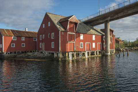 Norwegen, Alte Lagerhäuser am Hafen, lizenzfreies Stockfoto