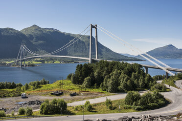 Norwegen, Blick auf die Gjemnessundbrücke - HWO000029