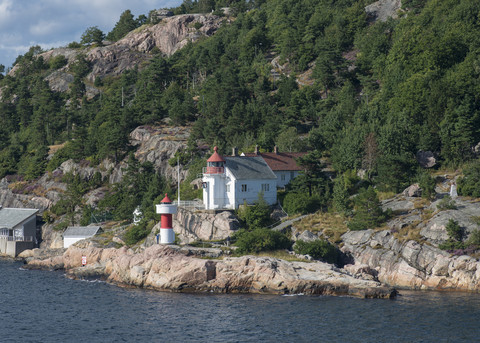 Norwegen, Museum und Leuchtturm am Hafen, lizenzfreies Stockfoto