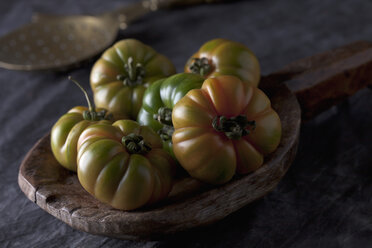 Sizilianische Tomaten auf Holzlöffel, Nahaufnahme - CSF019522