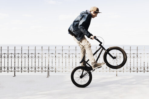 Germany, Schleswig Holstein, Teenage boy jumping with BMX bike - MSF002942