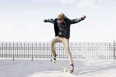 Germany, Schleswig Holstein, Teenage boy jumping with skateboard - MSF002943