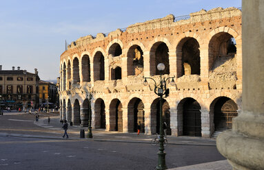 Italien, Blick auf die Arena von Verona an der Piazza Bra - LH000168