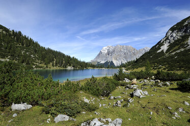 Österreich, Tirol, Blick auf Seebensee und Zugspitze - LH000166