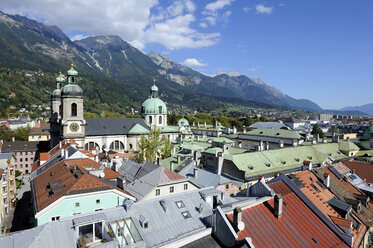 Österreich, Tirol, Innsbruck, Blick auf die Kirche St. Jakob im Karwendelgebirge - LH000161