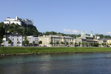 Österreich, Salzburg, Blick auf Burg Hohensalzburg und Universität an der Salzach - LH000160