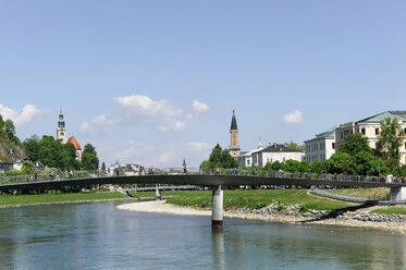 Österreich, Salzburg, Blick auf Kirche und Markartsteg über die Salzach - LH000158