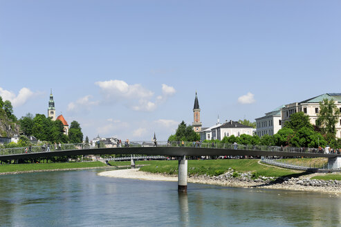 Österreich, Salzburg, Blick auf Kirche und Markartsteg über die Salzach - LH000158