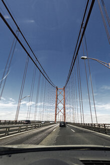 Portugal, Lissabon, Setubal, Blick auf die Brücke 25 de Abril - MSF002947