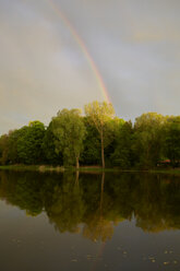 Deutschland, Schleswig Holstein, Blick auf Regenbogen am Kleinen See in der Abenddämmerung - TKF000129