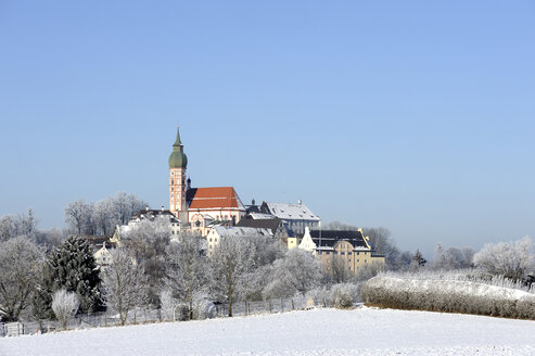 Deutschland, Bayern, Andechs, Klarer Himmel über Kloster Andechs im Winter - LH000182