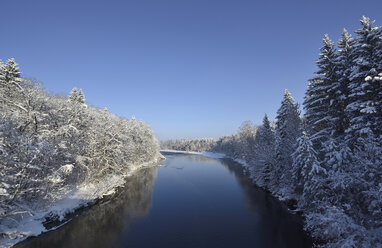 Germany, Bavaria, Geretsried, Clear sky over Isar river in winter - LH000179