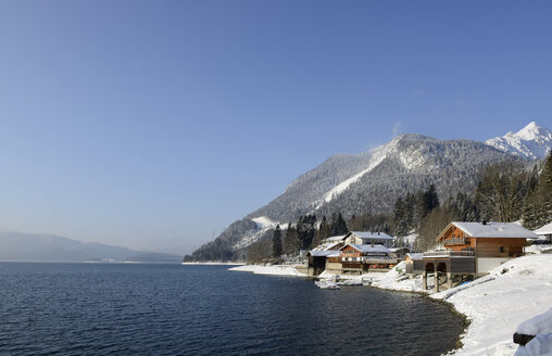 Deutschland, Bayern, Häuser am schneebedeckten Ufer des Walchensees - LH000175