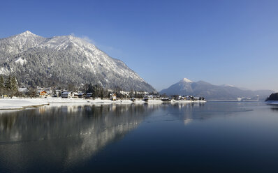 Germany, Bavaria, Shore of Lake Walchen in winter - LH000174