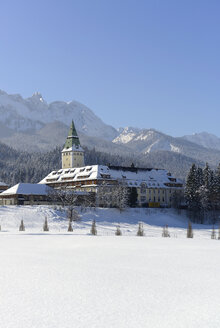 Deutschland, Bayern, Schloss Elmau im schneebedeckten Wettersteingebirge - LH000172