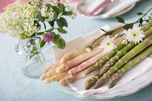 Spargel (Asparagus officinalis) auf Teller mit Blüte, Nahaufnahme - VTF000005