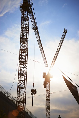 Deutschland, Bayern, München, Baustelle mit Turmkran, lizenzfreies Stockfoto