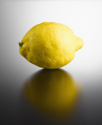 Zitrone auf farbigem Hintergrund - KSWF001077