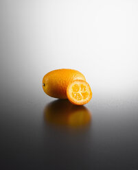 kumquats auf farbigem Hintergrund, Nahaufnahme - KSWF001074