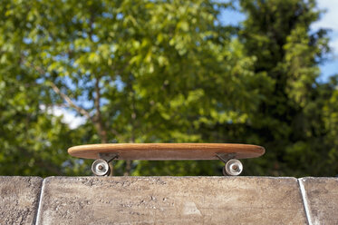 Deutschland, Nordrhein-Westfalen, Köln, Skateboard im Skatepark - KJF000225