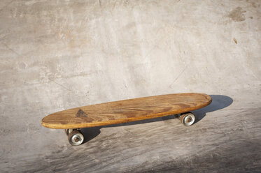 Deutschland, Nordrhein-Westfalen, Köln, Skateboard im Skatepark - KJF000226