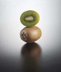 Kiwi on coloured background, close up - KSW001111