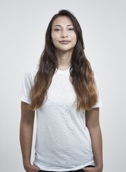 Porträt einer jungen Frau vor weißem Hintergrund, lächelnd - RH000196
