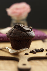 Muffin mit gerösteter Kaffeebohne auf Schneidebrett, Nahaufnahme - OD000024