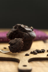 Muffin mit gerösteter Kaffeebohne auf Schneidebrett, Nahaufnahme - OD000025