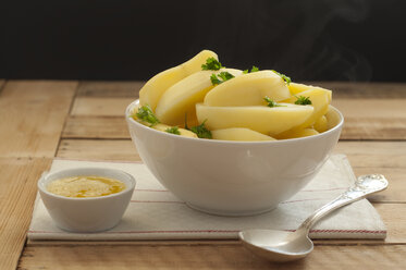 Schüssel mit Kartoffeln, Butter und Löffel auf Holztisch, Nahaufnahme - OD000019