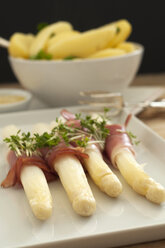 Bowl of potatoes with asparagus on plate, close up - OD000017