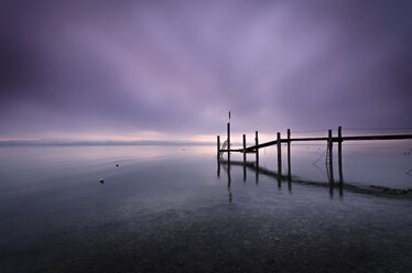 Deutschland, Blick auf den Bodensee mit Steg - MBOF000015