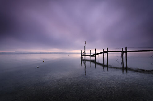 Deutschland, Blick auf den Bodensee mit Steg - MBOF000015