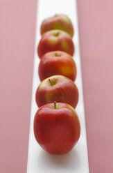 Rote Äpfel auf rosa Hintergrund, Nahaufnahme - JTF000446