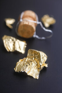 Champagnerkorken mit Goldpapier auf grauem Hintergrund, Nahaufnahme - JTF000450