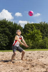 Deutschland, Älterer Mann spielt Beachvolleyball - STSF000033