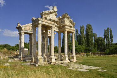 Turkey, View of antique Tetrapylon at archaelogical site of Aphrodisias - ES000395