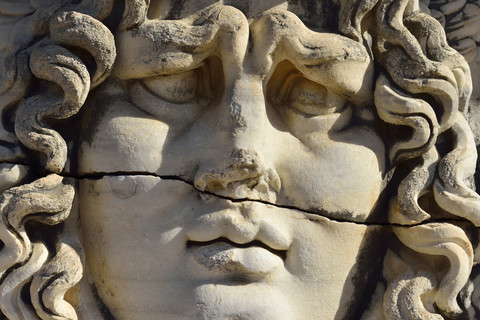 Türkei, Antiker Gorgonen-Kopf im Apollon-Tempel, lizenzfreies Stockfoto