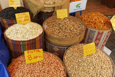 Turkey, Izmir, Variety of nuts and dried fruits in bazaar - SIEF003948