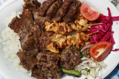 Türkei, Izmir, Gemischter Kebab auf Teller - SIEF003946