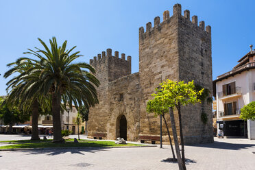 Spain, Mallorca, View of City wall and gate - AMF000326