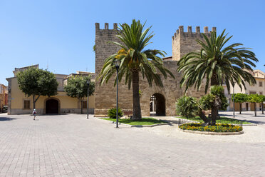 Spanien, Mallorca, Blick auf Stadtmauer und Tor - AM000327