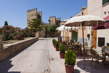 Spanien, Mallorca, Blick auf Straßenstände in der Altstadt von Alcudia - AMF000329