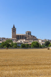 Spanien, Mallorca, Blick auf die Kirche Sineu Lady of Angels in der Nähe des Feldes - AMF000355