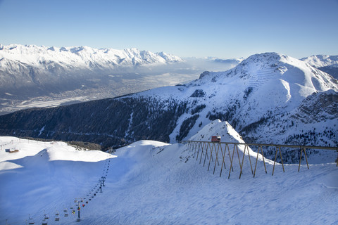 Österreich, Innsbruck, Blick auf die Olympia-Bergbahn bei der Axamer Lizum, lizenzfreies Stockfoto
