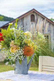 USA, Texas, Blumenstrauß in Gießkanne - ABAF000910