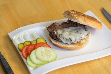 Bacon-Cheeseburger-Teller, Nahaufnahme - ABAF000877