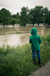 Deutschland, Bayern, Landshut, Junge schaut auf Hochwasser - SARF000043